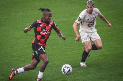 三亿体育体育网站-里尔客场大胜，稳坐联赛榜首