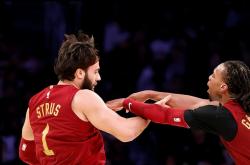 三亿体育体育直播-骑士遭湖人横扫，痛失三连胜