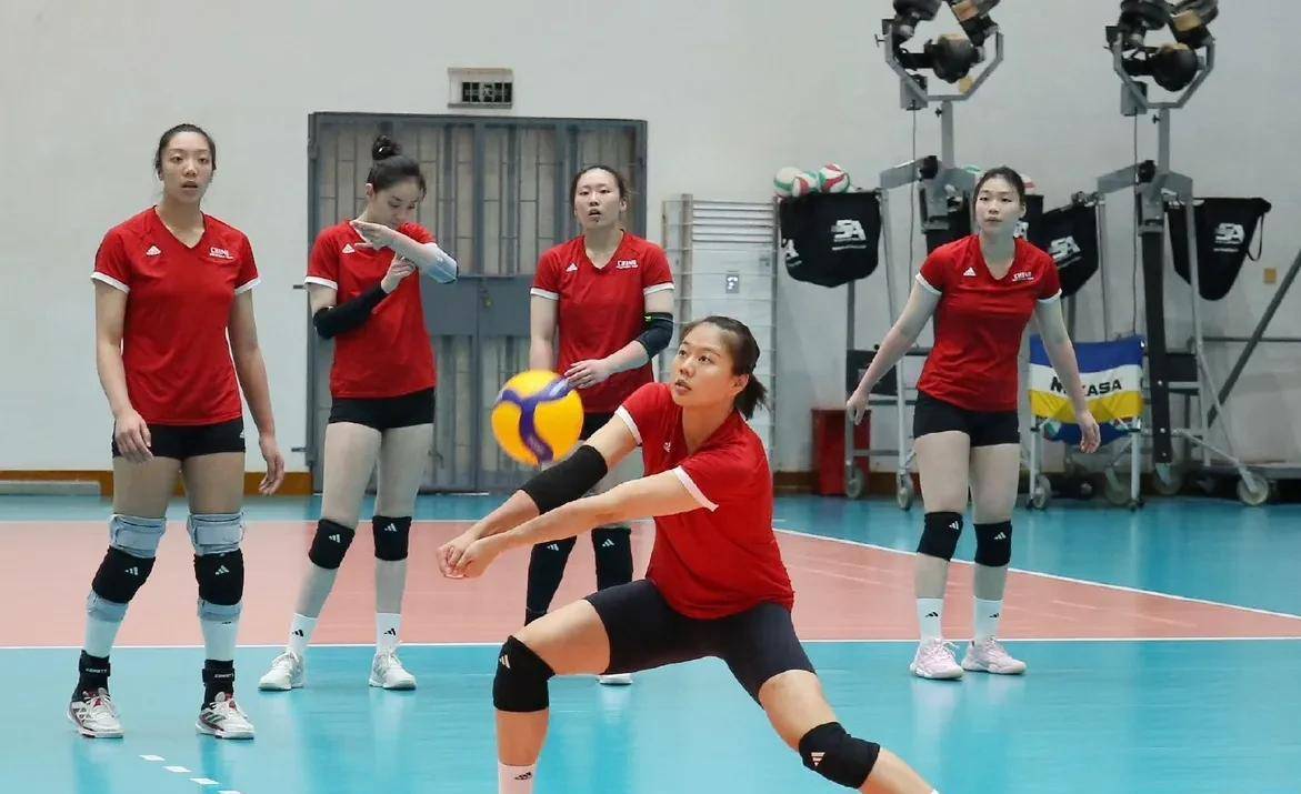 中国女排备战女子团体第二轮比赛