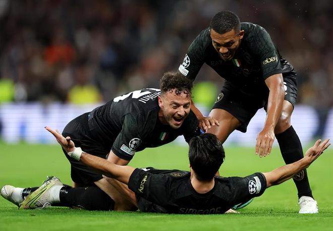 那不勒斯逆转获胜快乐取得连胜四场的简单介绍