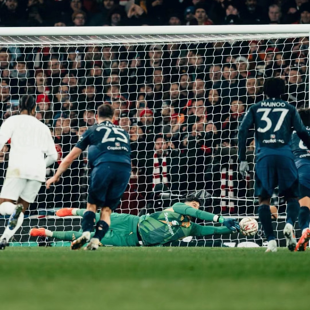 曼联客场艰难取胜，勉为其难获得三分