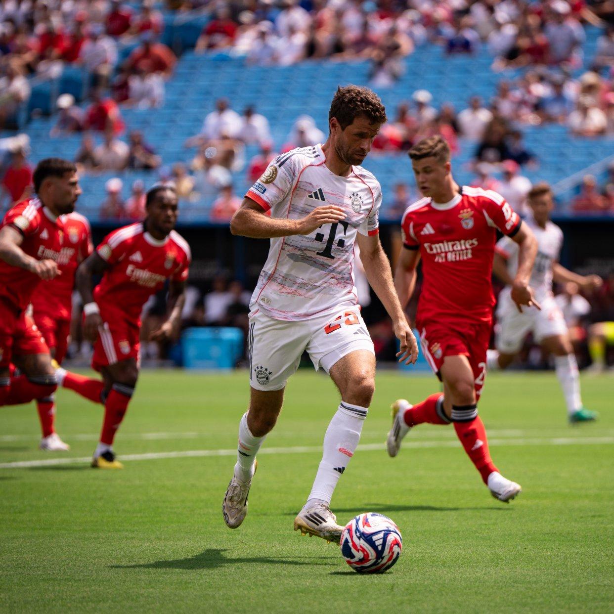 包含拜仁慕尼黑凯旋欧冠之王德甲主场大胜令人瞩目的词条