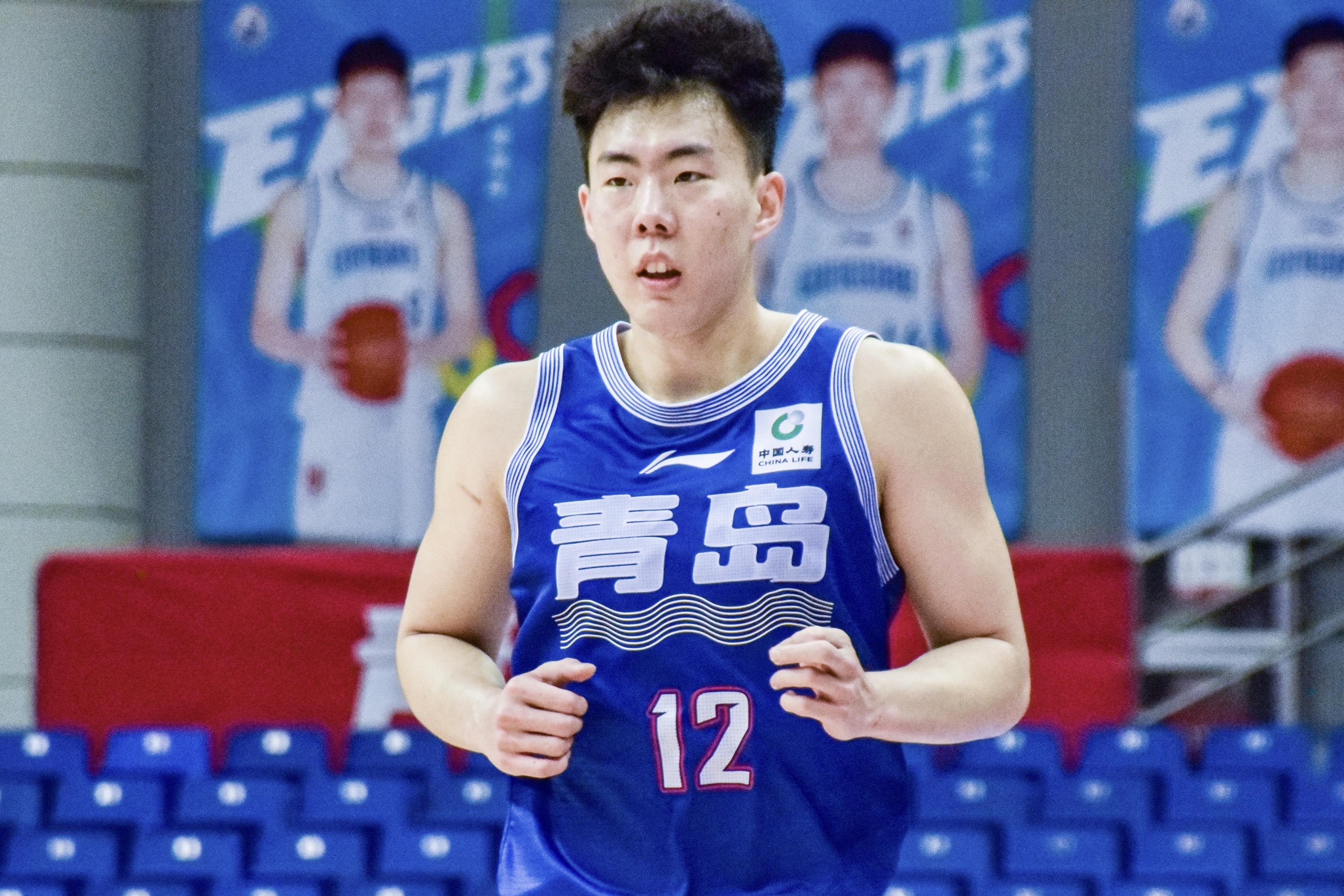 青岛男篮主场胜出，追逐季后赛梦想的简单介绍