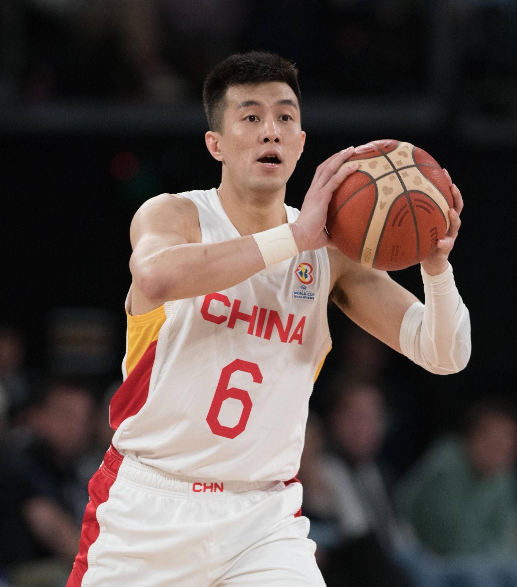 关于篮球明星助阵赛场球迷情绪高涨的信息 关于篮球明星助阵赛场球迷情绪高涨的信息