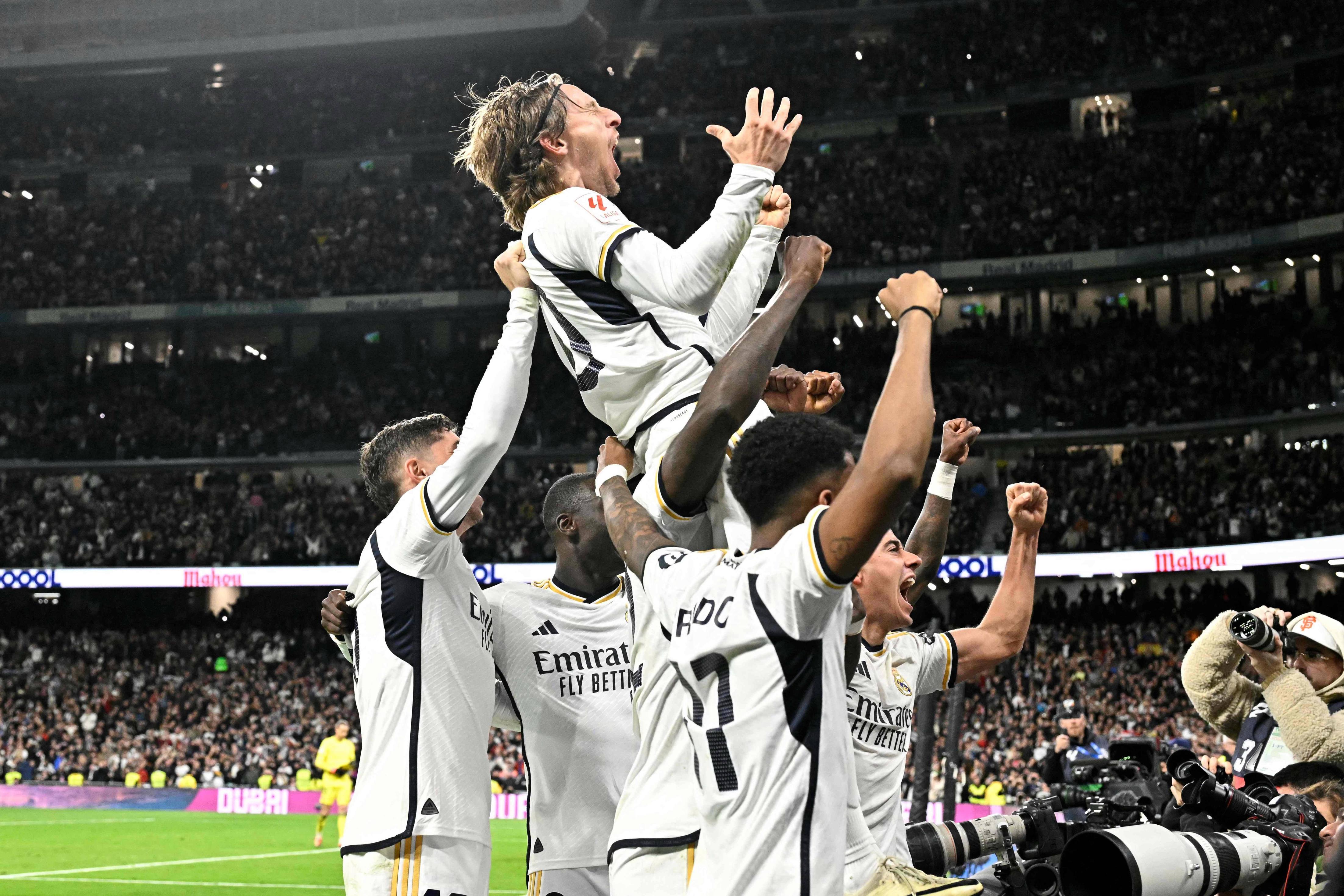 包含马德里竞技客场逆转逼平对手，保持不败战绩的词条